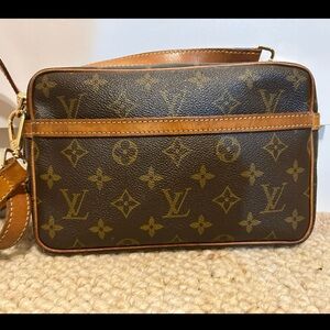 Authentic Louis Vuitton Vintage Compiegne
Monogram Crossbody WITH COA